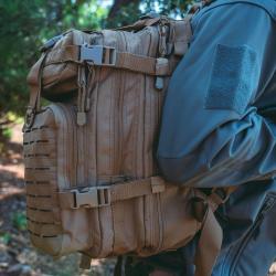 Sac &agrave; dos 27 L Assault Pack polyester 600D MOLLE &agrave; d&eacute;coupe - Coyote