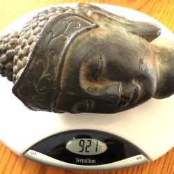 T&Ecirc;TE DE BOUDDHA  A NUANCES  DIVERSES-MOULEE DANS UNE MATIERE IMITANT L'ANCIEN, LOURDE ET DECORATIVE