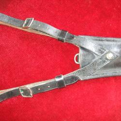 Gousset de ceinturon pour sabre Anglais en cuir noir . ( collection ) .