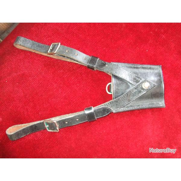 Gousset de ceinturon pour sabre Anglais en cuir noir . ( collection ) .