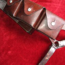 Baudrier-cartouchi&egrave;re SUISSE de Cavalerie en cuir . ( collection ) .