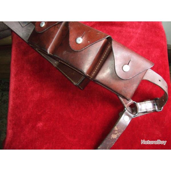 Baudrier-cartouchi�re SUISSE de Cavalerie en cuir . ( collection ) .