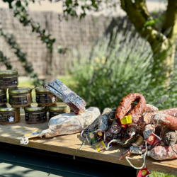 Lot d&eacute;couverte de 2 terrines + 3 saucissons