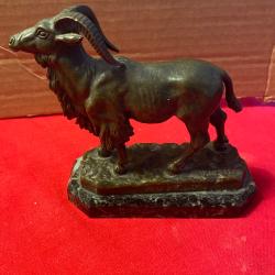 Sculpture Mouflon de bronze, sign&eacute; J.Hestaeu