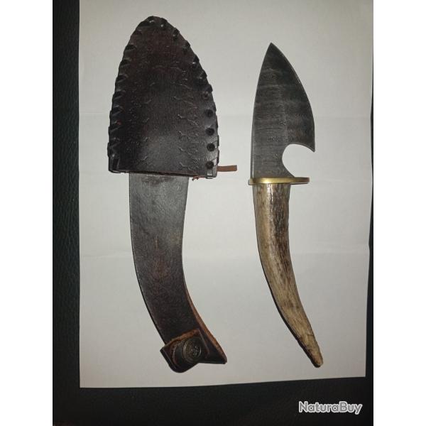 couteau de chasse en acier damas v�ritable et manche en corne
