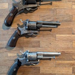 Trois r&eacute;volvers &agrave; broches Lefaucheux