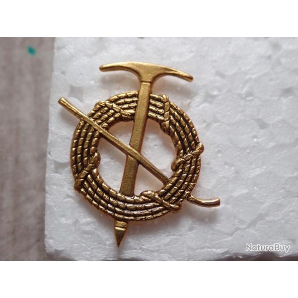 Insigne de calot, b�ret, col suisse. Unit� de montagne, chasseur alpin. Piolet, ski
