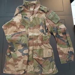 Vends lot de vestes et pantalons de combat couleur camouflage