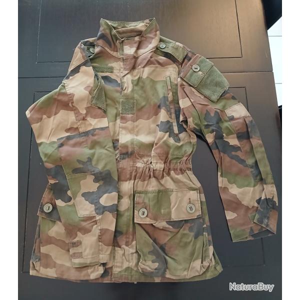 Vends lot de vestes et pantalons de combat couleur camouflage