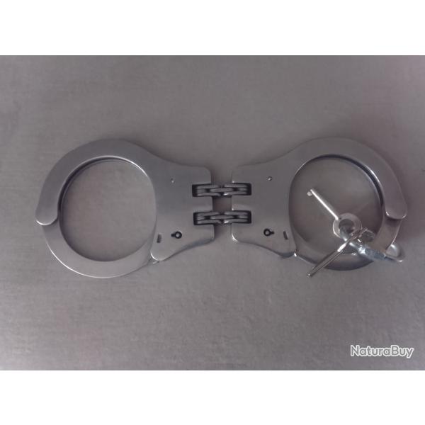 Belle paire de menottes avec 2 cl�s en TBE