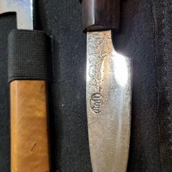 Bonjour, je mets en vente un lot indissociable de 4 couteaux fixes de la c&eacute;l&egrave;bre manufacture franco-