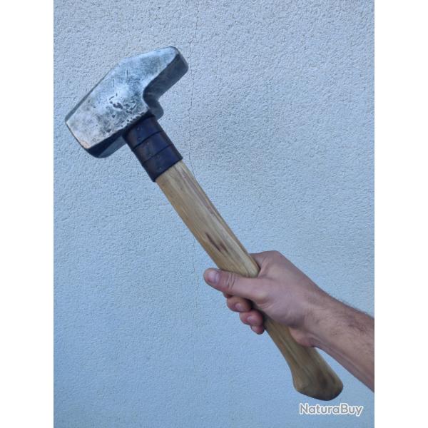 Gros marteau de forgeron styl�