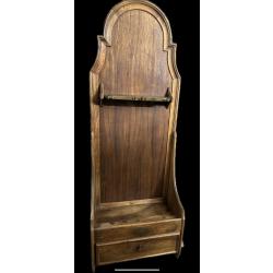 Joli r&acirc;telier fait main avec go&ucirc;t pour ranger 5 armes longues. 1 tiroir fermant &agrave; cl&eacute;H 170 cm