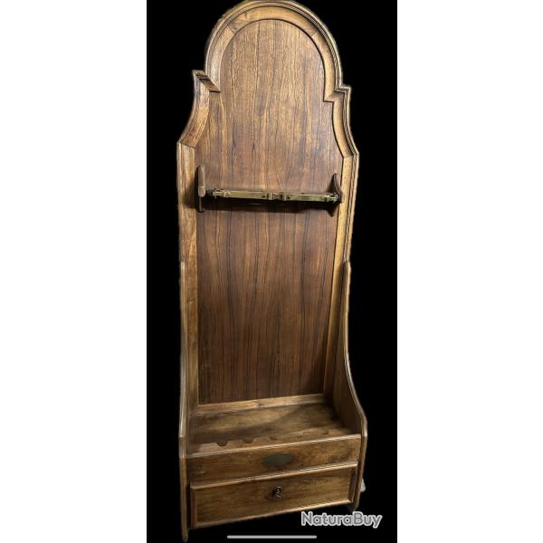 Joli r�telier fait main avec go�t pour ranger 5 armes longues. 1 tiroir fermant � cl�H 170 cm