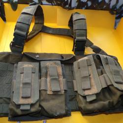 GILET VENTRAL PORTE CHARGEURS AVEC 4 POCHETTES , TAILLE UNIQUE REGLABLE PAR SANGLES ,  DEFCON 5 ,  E