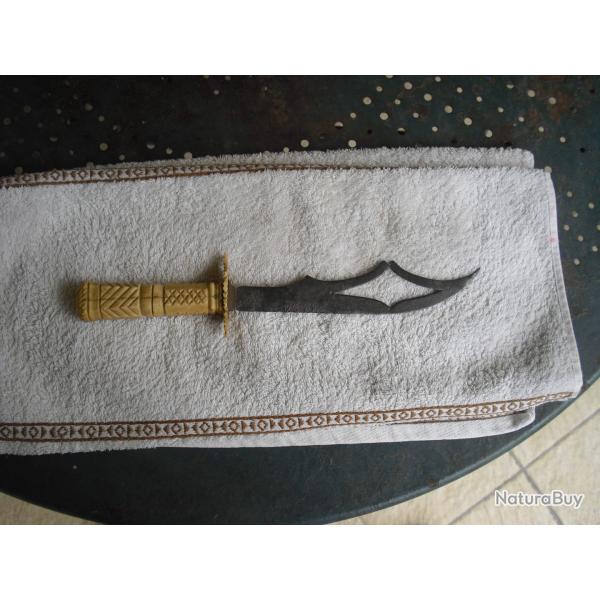 Ancien couteau exotique