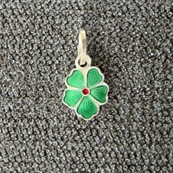 Pendentif tr&egrave;fle vert en argent - neuf