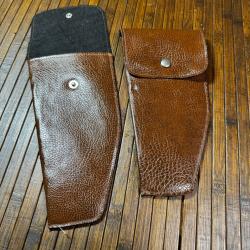 LOT DE DEUX &Eacute;TUIS CUIR MARRON INT&Eacute;RIEUR FEUTRINE ARME DE POING ET DIVERS