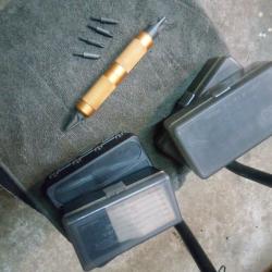 Lot bo&icirc;te a munitions 44/45 et 38/357 + outils pr&eacute;paration etuis