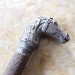 ancienne cravache embout t&ecirc;te de cheval m&eacute;tal argent&eacute; 90cm