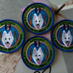 vend lot de 4 &eacute;cussons neuf brod&eacute; , assistance aux animaux