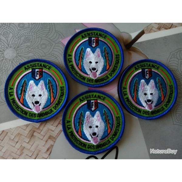 vend lot de 4 �cussons neuf brod� , assistance aux animaux