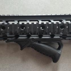 Garde-main Quad-rail flottant AR15 9 pouces (23,5 cm) + Poign&eacute;e angulaire