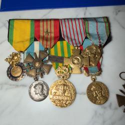Beau placard de m&eacute;dailles d'un soldat ayant fair l'Indochine et l'Algerie . Superbe.