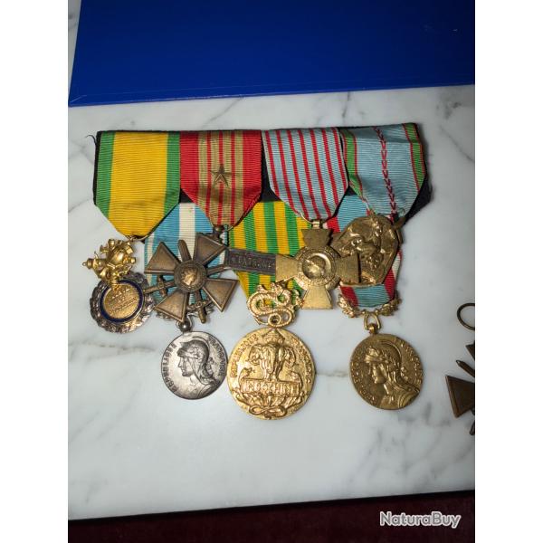 Beau placard de m�dailles d'un soldat ayant fair l'Indochine et l'Algerie . Superbe.