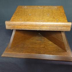 Lutrin de table ancien en ch&ecirc;ne - pupitre porte-livre g&eacute;om&eacute;trique, plateau inclin&eacute;