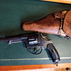 Revolver d'ordonnance suisse mod&egrave;le 1882 avec son &eacute;tui. (Cat&eacute;gorie D)