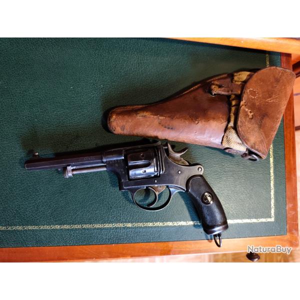 Revolver d'ordonnance suisse mod�le 1882 avec son �tui. (Cat�gorie D)