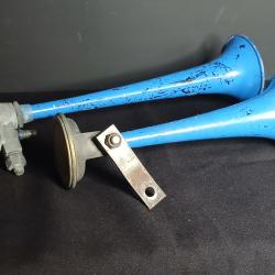 Paire de trompes klaxon S.E.V Marchal bleu vintage des ann&eacute;es 1950-1970