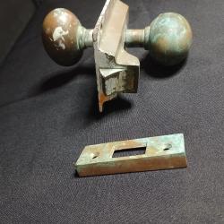 Ensemble de serrure de porte et poign&eacute;es rondes en bronze massif antique. d&eacute;but du XXe si&egrave;cle.