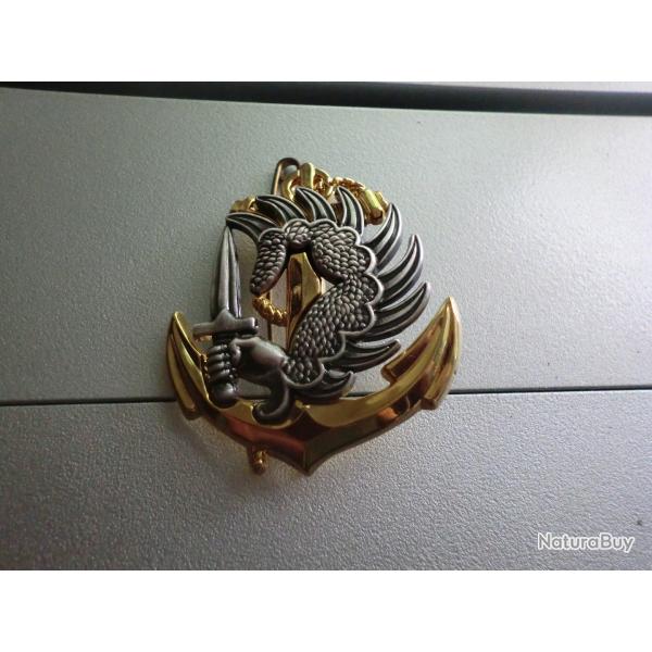 insigne de  b�ret  des parachutiste des troupes de marine