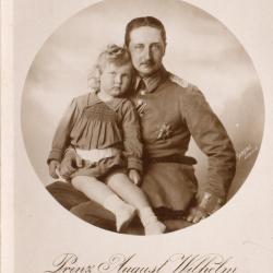 Carte postale historique : Prinz August Wilhelm mit seinem Sohne - N&deg;8877