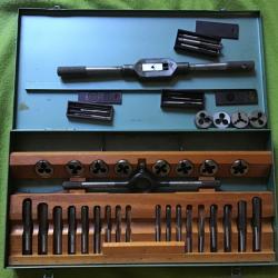 MAGNIFIQUE COFFRET AVEC TARAUDES ET FILI&Egrave;RES ANCIENNES FABRICATION