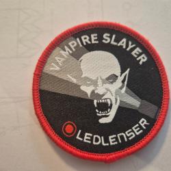 ECUSSON  EN TISSUS  DE LA MARQUE DE LAMPE "VAMPIRE  SLAYER"
