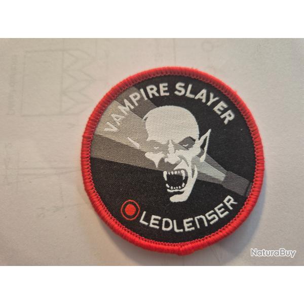 ECUSSON  EN TISSUS  DE LA MARQUE DE LAMPE "VAMPIRE  SLAYER"