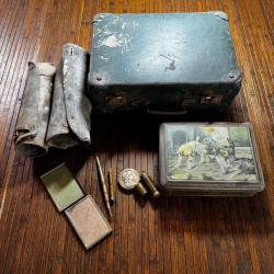 LOT MILITARIA WW1 Briquet Poilu Marianne, Valisette, Miroir Campagne, Bo&icirc;te Litho & Objet tranch&eacute;e