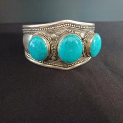 Bracelet manchette ethnique en plaqu&eacute; argent et turquoise