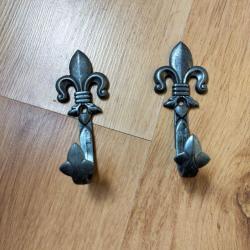 2 supports d'&eacute;p&eacute;e fleur de lys