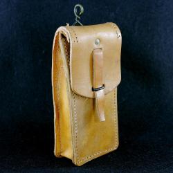 Pochette en cuir ann&eacute;es 50 avec anneau