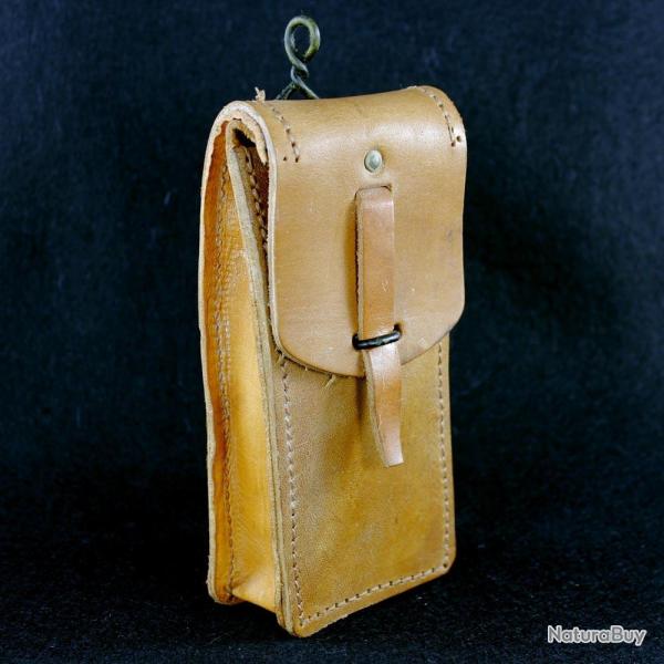 Pochette en cuir ann�es 50 avec anneau