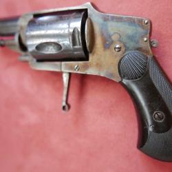 Tr&egrave;s bon petit r&eacute;volver hammerless en 8mm-92.