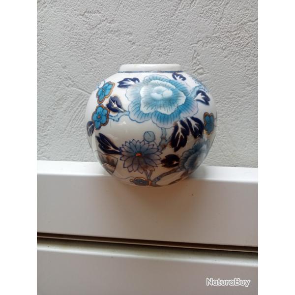 vase boule en porcelaine de chine XIX�me �maill� diam�tre 11 cm hauteur 10 cm