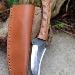 Couteau Skinner Lame Clip Point Acier Carbone 1075 Manche Bois 3D Etui Cuir Fabric Artisanale