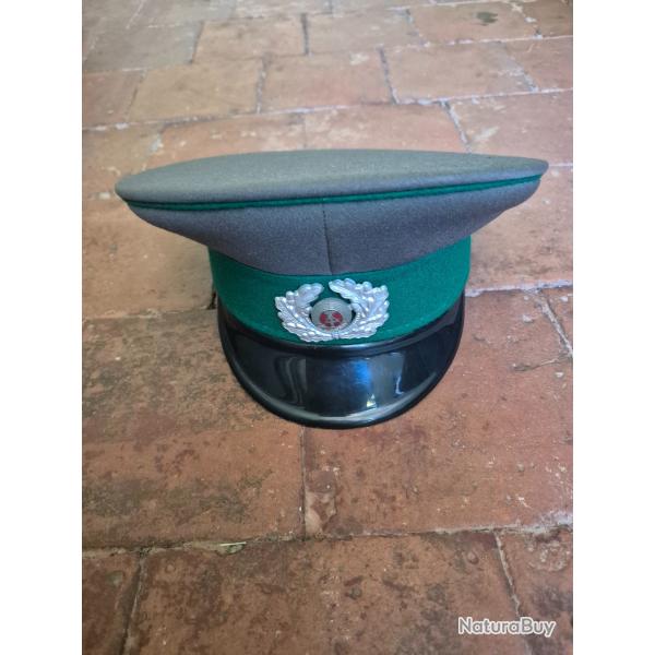 Casquette garde fronti�re Est allemand avec sacoche porte documents.annees 80