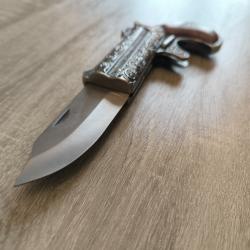 Faux pistolet... Vrai couteau