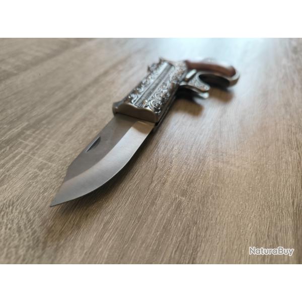 Faux pistolet... Vrai couteau